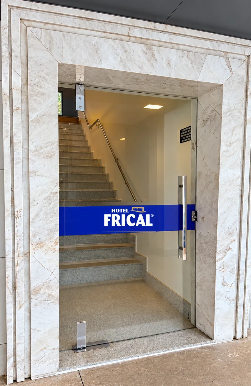 Entrada do Hotel Frical com o logotipo na porta de vidro